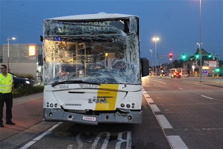 Bus naar Heusden betrokken in zware botsing