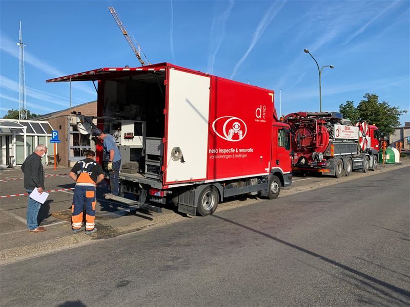 Camera onderzoekt riolering bij sporthal