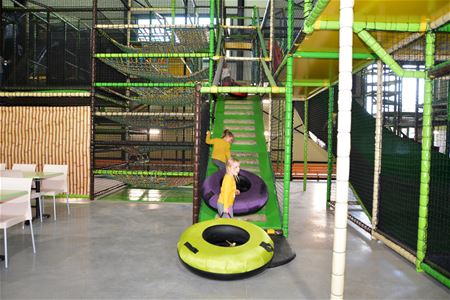 Chiro zet viering feestjaar in bij Tarzan en Jane