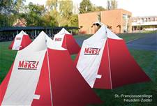 College bouwt tentenkamp op speelplaats