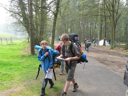 Collegeleerlingen zitten in Eindhout