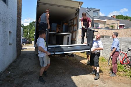 Collegemeubelen krijgen nieuw leven in Nepal