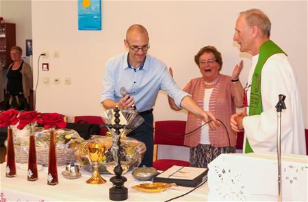 Corsala huldigt 80-jarige pater Umans