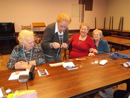 Dames knutselen al 40 jaar