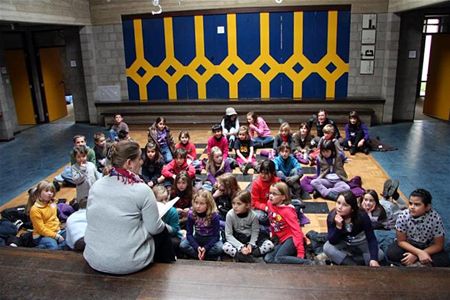 De juf leest voor tijdens middagpauze