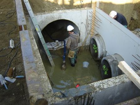 De laatste stukken riolering