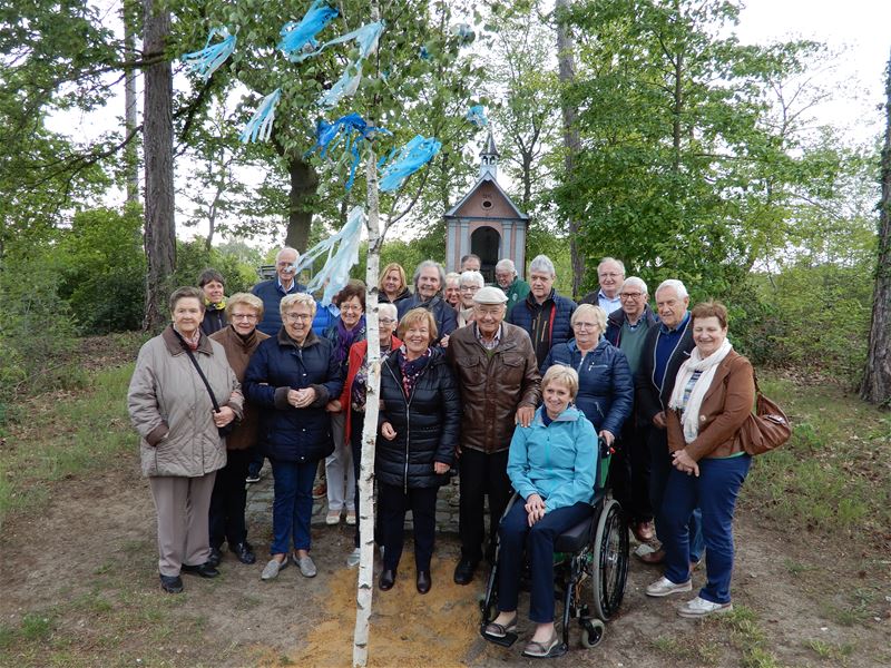 De meiboom staat voor de Sint-Janskapel