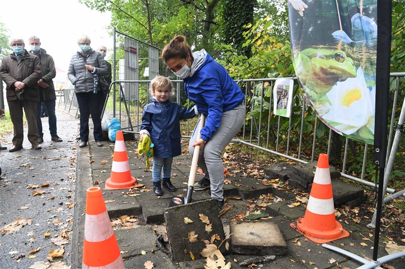 De minister steekt de schop in de grond