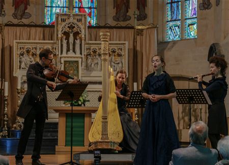 De oorlog nabij in muziek en woord