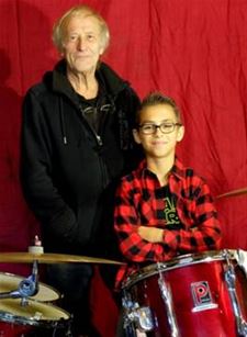 De oudste en de jongste drummer samen