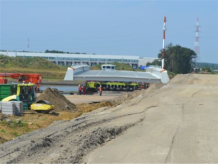 De plaat is op de oever geraakt