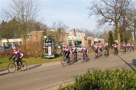 De wielertoeristen zijn weer op pad