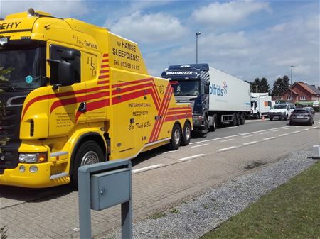 Defecte vrachtwagen blokkeert Guido Gezellelaan