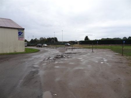 Definitief: niet parkeren achter de sporthal