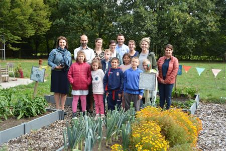 Dina Tersago feliciteert tuiniers van Heideland