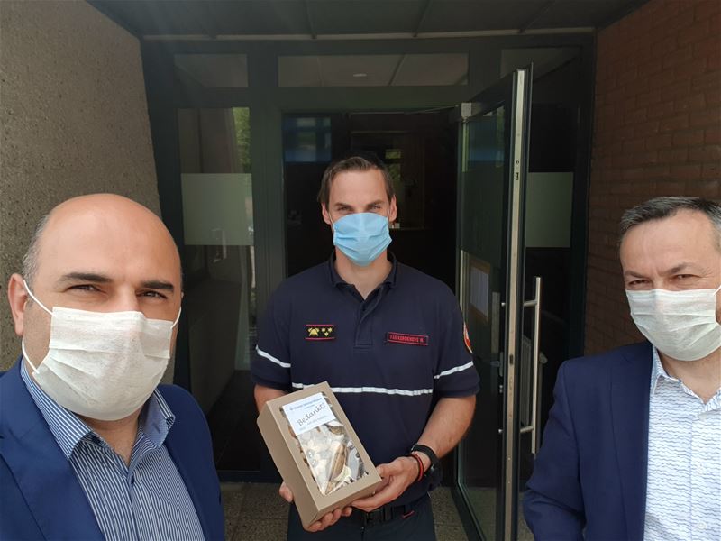 Diyanet Selimiye moskee bedankt helden met koekjes