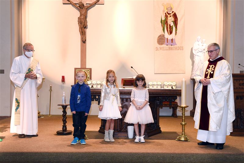 Drie eerste communicanten in Heusden-Centrum