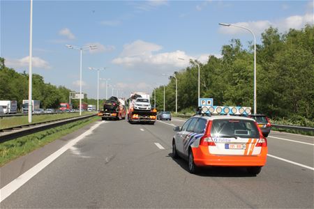 Drie wagens botsen op snelweg