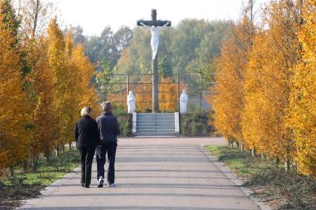 Drukke voorbereidingen op het kerkhof