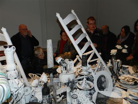 Een chaotische maar schitterende feestkamer