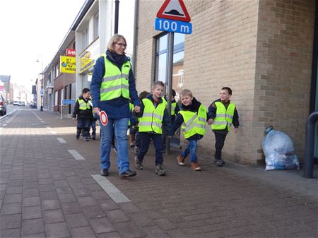 Een leerzame wandeling naar de bank