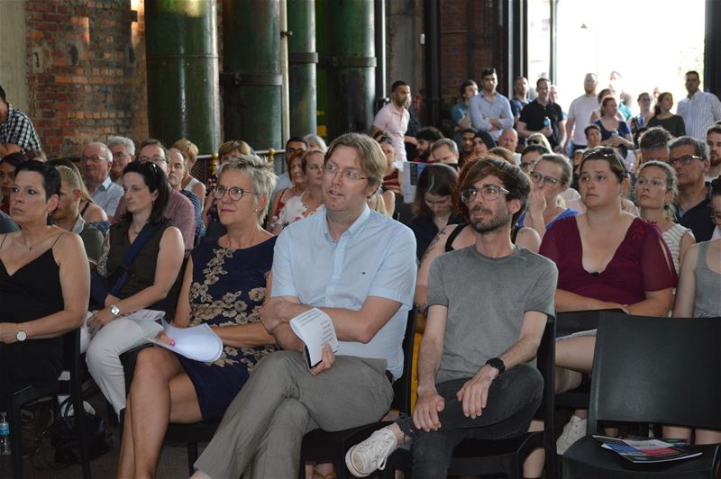 Een pak afgestudeerden bij CVO De Verdieping