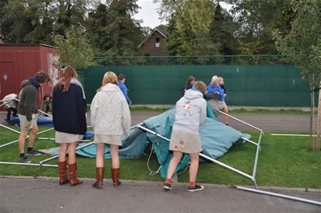 Een tentenkamp in 't college