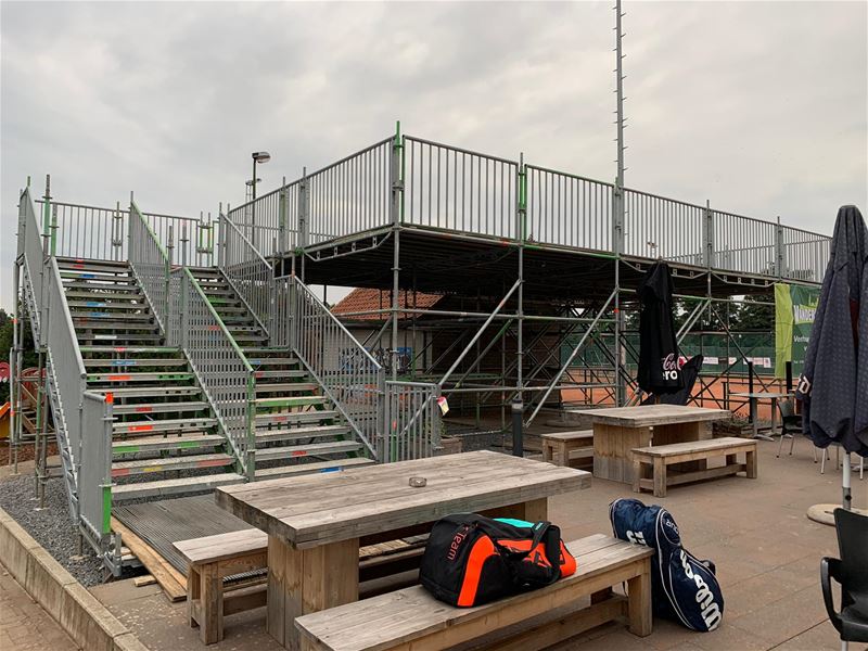 Een terras van 4 meter hoog bij TC Heusden