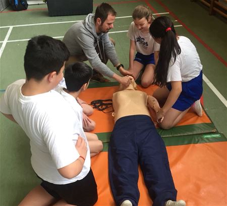 EHBO- en reanimatielessen voor de leerlingen