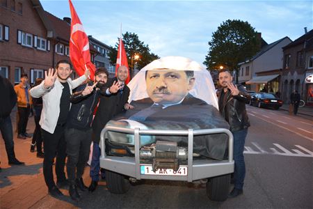 Erdogan-aanhangers op straat in Koolmijnlaan