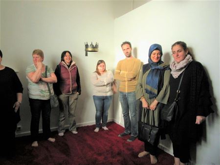 Familieleden op verkenning in Berenhuis