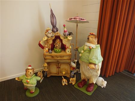 Fantasierijke dieren in papier-maché in bib