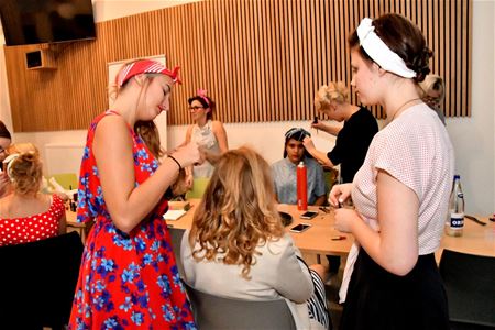 Feesten, schminken en kappen in retrostijl