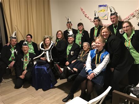 Feestknallers decoreren hun oudste lid