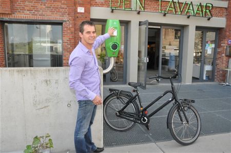 Fiets opladen aan Den Lavaar