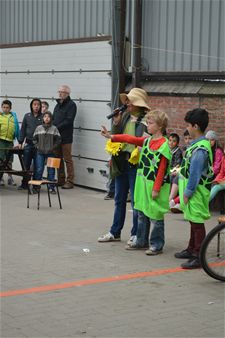 Fietsen voor Sam de verkeersslang
