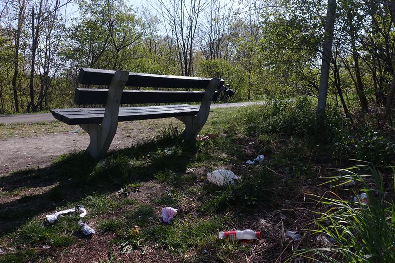 Fietsersbond: dek bank af of verwijder ze