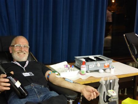 Francis en Gerard gaven 100 keer bloed