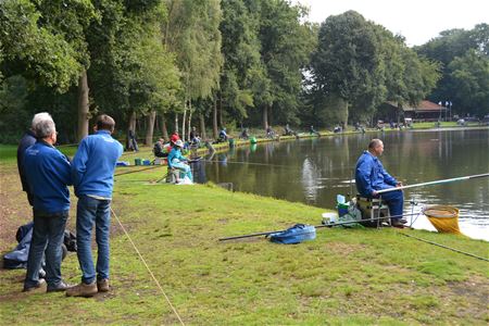 Geconcentreerde hengelaars op gemeentetornooi
