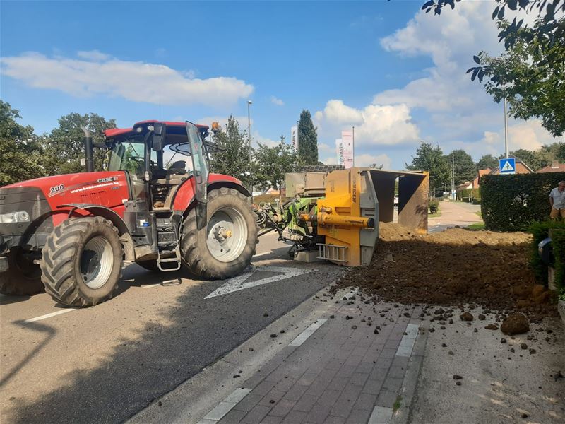 Gekantelde aanhangwagen verspert Langstraat