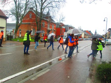 Gemachtigd opzichters oefenen in het verkeer