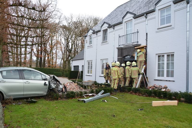 Gigantische schade bij crash tegen villa