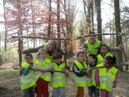 Grootouders en kleuters op wandel