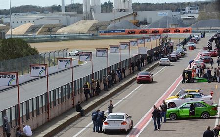 Heel wat auto's en publiek op Super Sunday