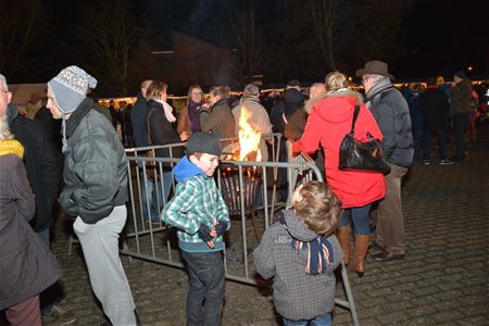 Heel wat volk op kerstmarkt bij de brandweer