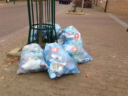 Het aanslepend probleem der blauwe zakken