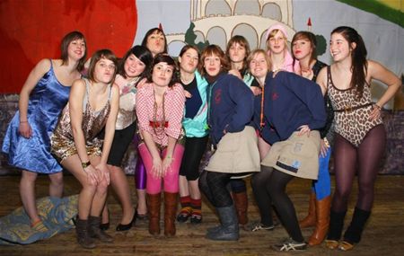 Heusdense chiromeisjes op het podium