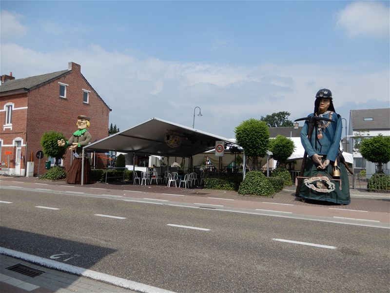 Heusdense reuzen in het feestgedruis