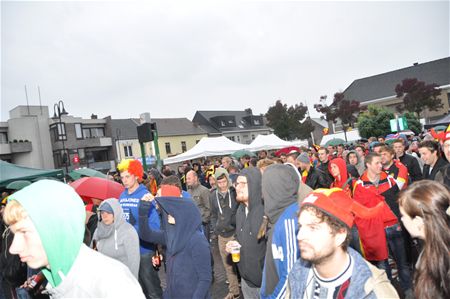 Honderden voetballiefhebbers in 't centrum
