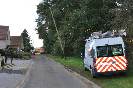 Houten elektriciteitspaal dreigt te vallen